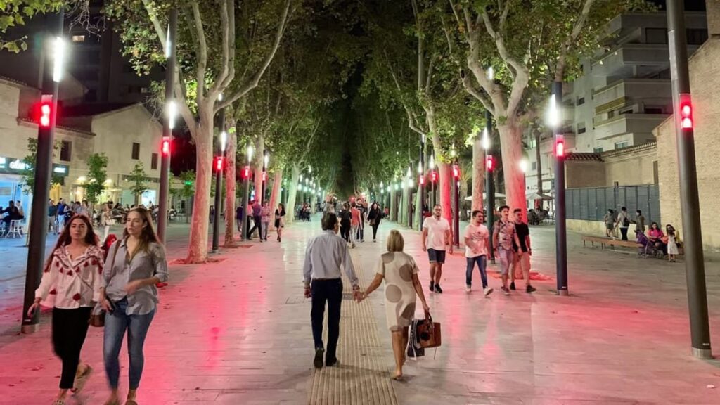 Edificios de Murcia iluminados con los colores de la bandera española