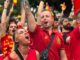 Grupo de personas celebrando con banderas españolas