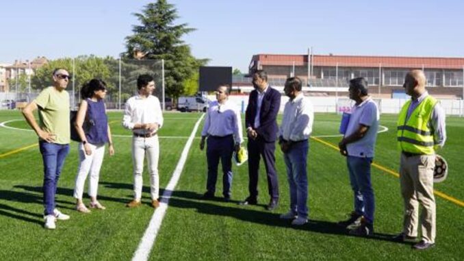 Grupo de personas visitando el nuevo campo de fútbol de la Ciudad Deportiva Joaquín Blume en Torrejón de Ardoz