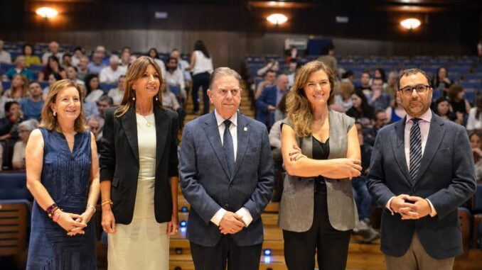 El alcalde Alfredo Canteli y la concejala Leticia González en el acto de clausura de los Talleres de Empleo en el Auditorio Príncipe Felipe de Oviedo