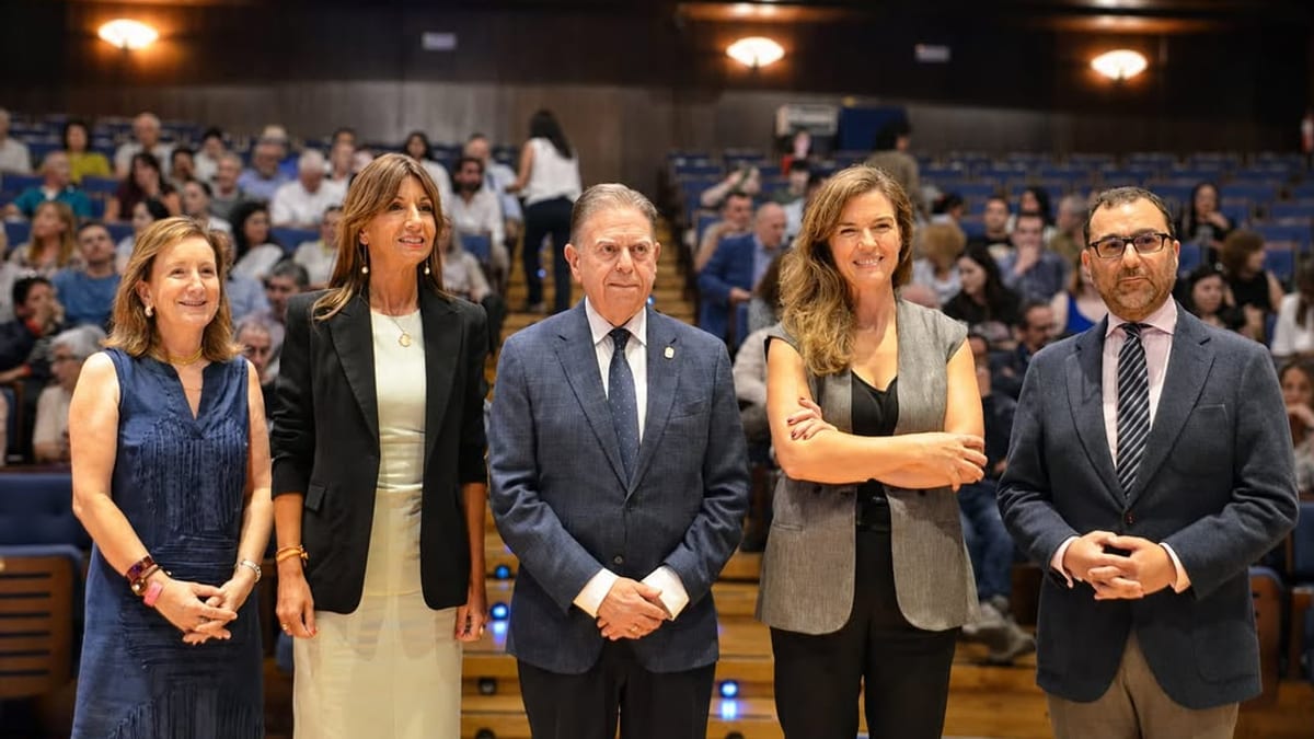 El alcalde Alfredo Canteli y la concejala Leticia González en el acto de clausura de los Talleres de Empleo en el Auditorio Príncipe Felipe de Oviedo