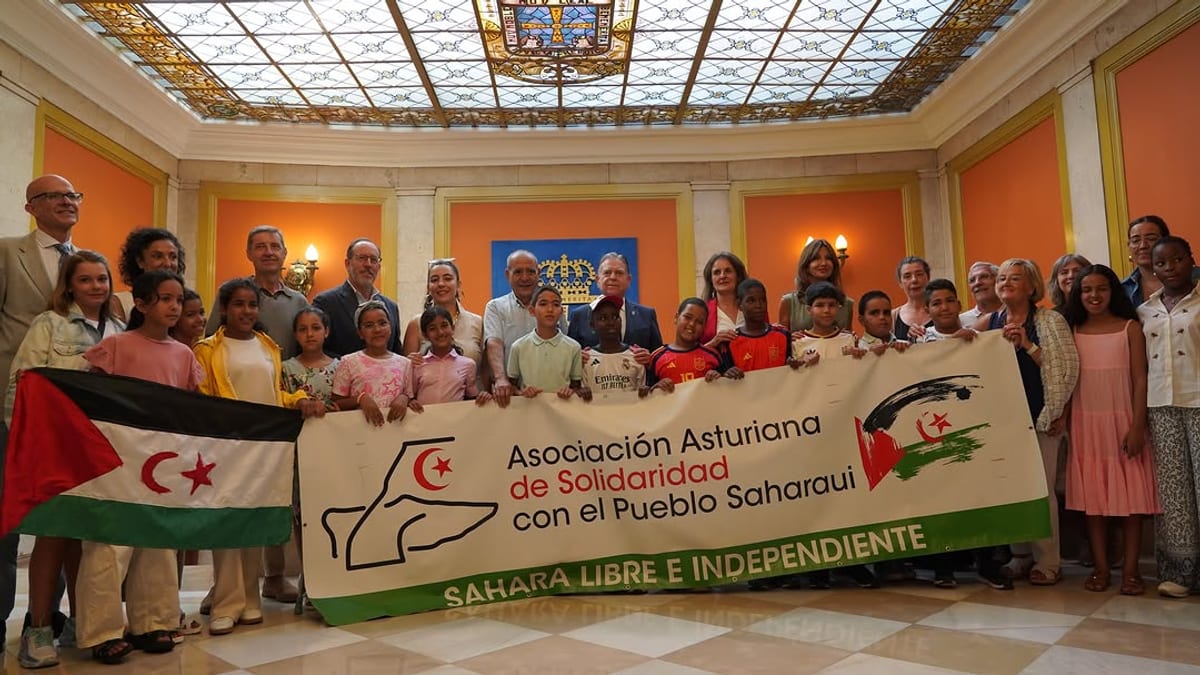 El Alcalde Alfredo Canteli con los niños saharauis del programa Vacaciones en Paz 2026 en el salón de plenos del Ayuntamiento de Oviedo