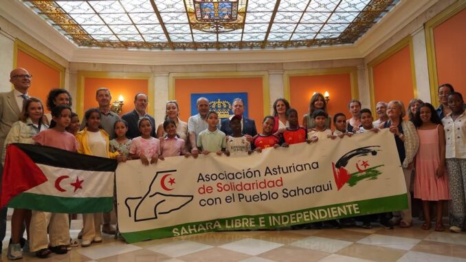 oviedo-recibe-ninos-saharauis-vacaciones-paz-2026-1784615763635 El Alcalde Alfredo Canteli con los niños saharauis del programa Vacaciones en Paz 2026 en el salón de plenos del Ayuntamiento de Oviedo