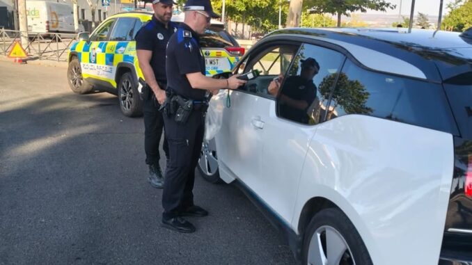 Agentes de Policía Local de Paracuellos de Jarama realizando control de tráfico durante campaña de seguridad vial con la DGT