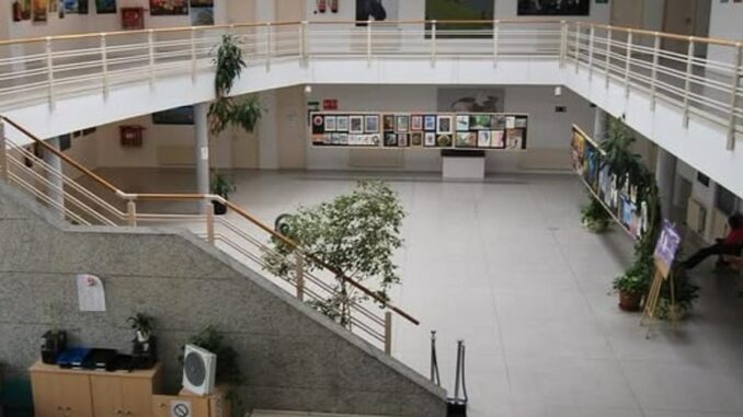 Espacio interior municipal de Parla con múltiples niveles, galerías y elementos decorativos