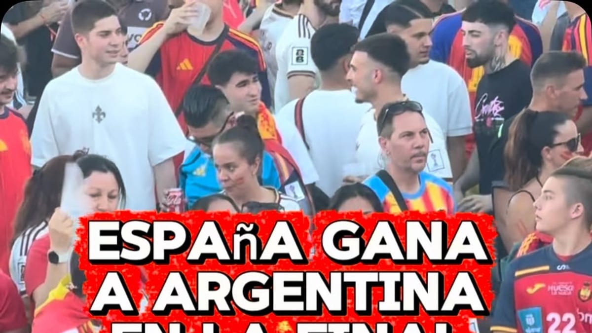 Multitud celebrando en la Plaza del Ayuntamiento de Pinto durante la final del Mundial