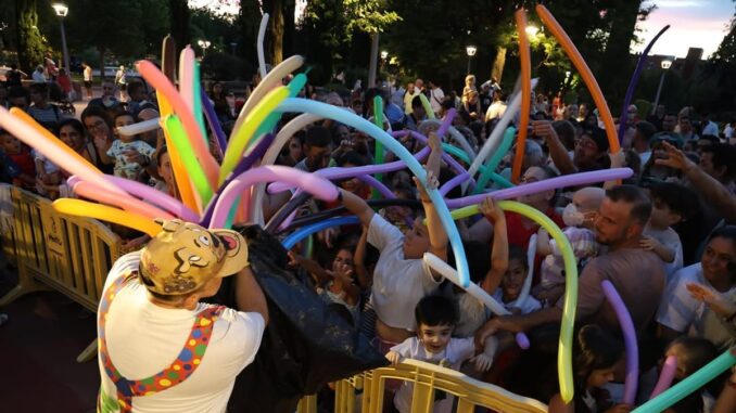 Actuación de circo familiar con Achús en el Parque Juan Carlos I de Pinto