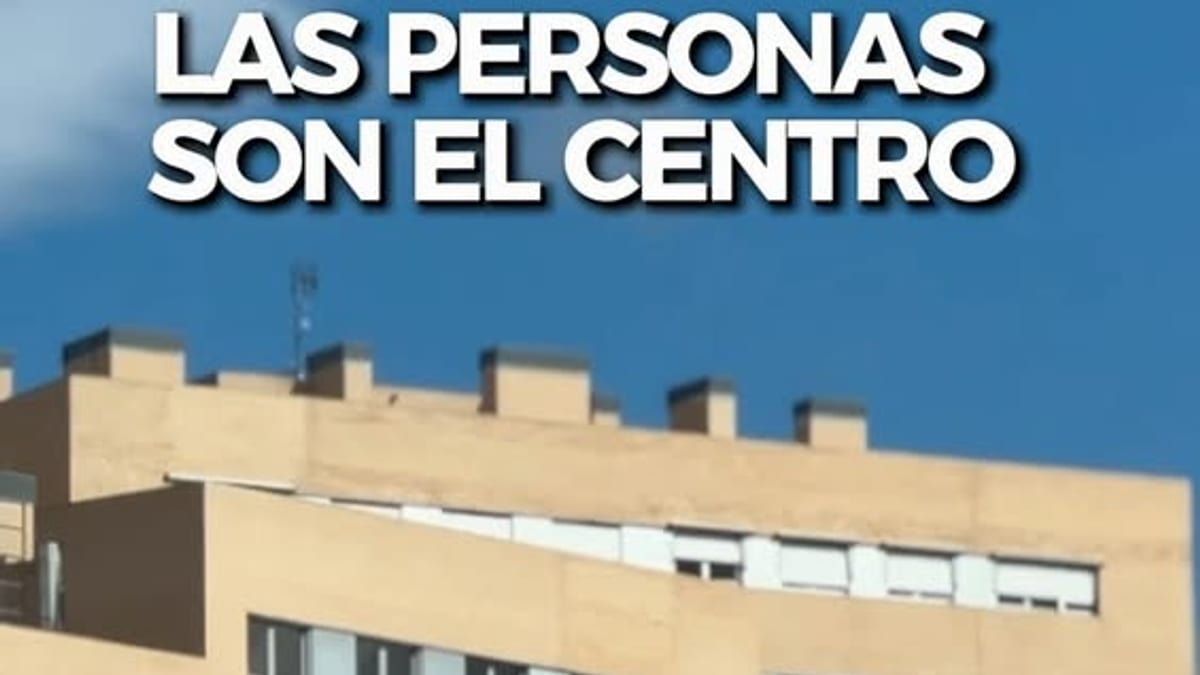 Cartel del Plan Permuta del Ayuntamiento de Alcorcón con el mensaje 'Las personas son el centro'