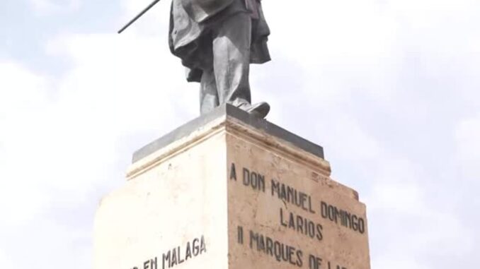 Trabajos de restauración de la estatua del Marqués de Larios en Málaga tras vandalismo