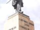 Trabajos de restauración de la estatua del Marqués de Larios en Málaga tras vandalismo