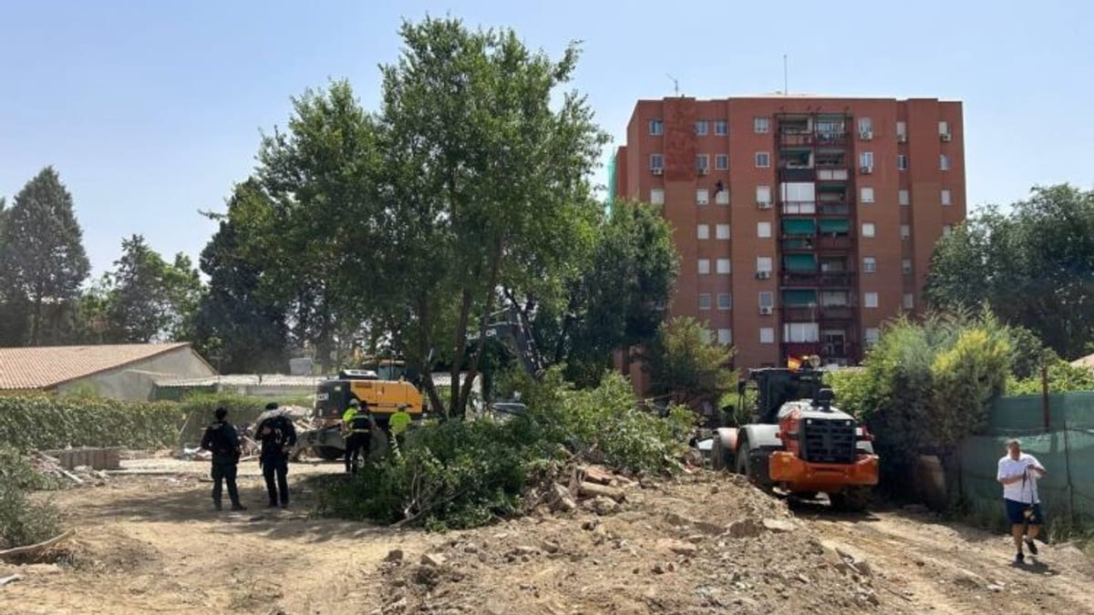 Intervención de desmantela de parcela en la Cañada Real de Rivas Vaciamadrid