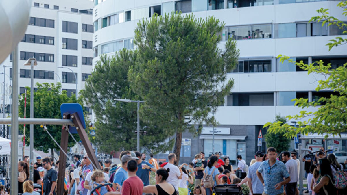 Gente en la plaza del municipio de Rivas Vaciamadrid durante estudio de bienestar emocional