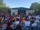 Concentración pública en el IMD de Seseña durante la final del Mundial con cientos de vecinos reunidos frente a un escenario