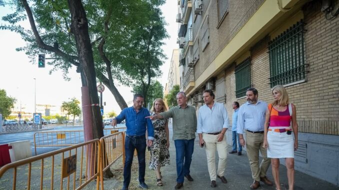 Obras de ampliación de aparcamiento en cordón en la Avenida de Llanes, Sevilla