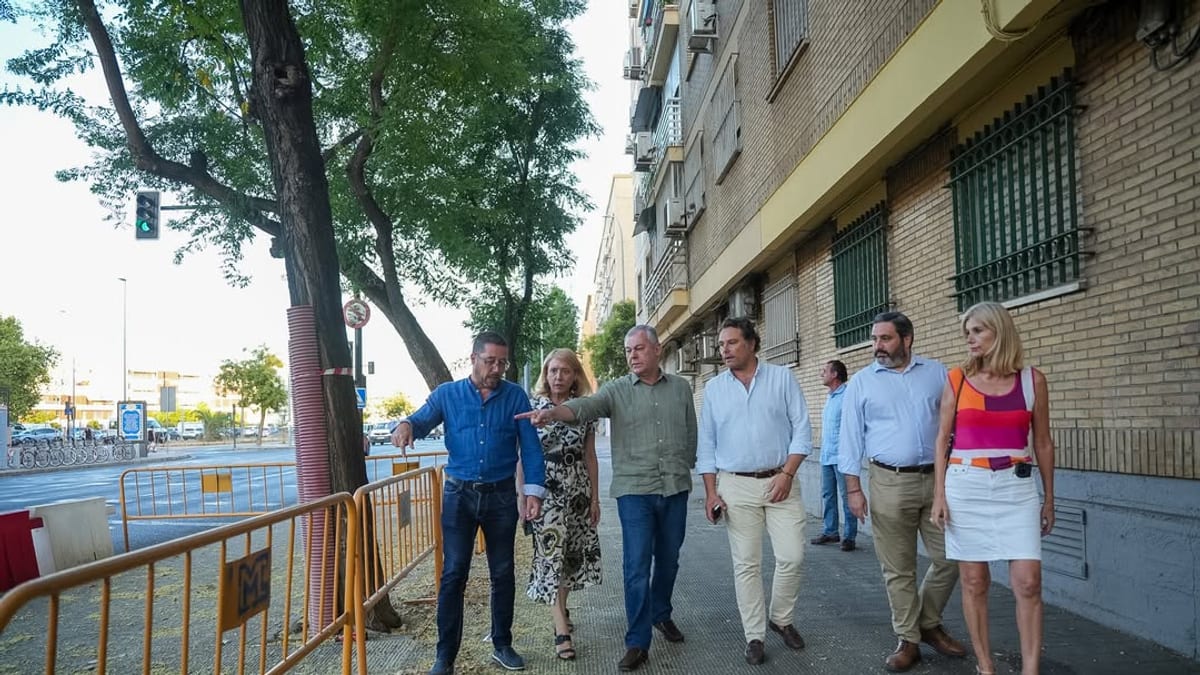 Obras de ampliación de aparcamiento en cordón en la Avenida de Llanes, Sevilla