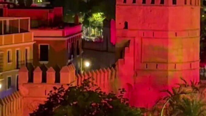 Muralla de la Macarena en Sevilla iluminada con los colores de la bandera española en apoyo a la selección durante el Mundial 2026