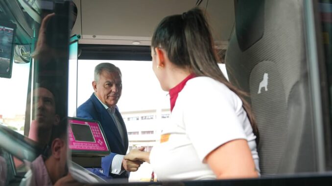 Invierte 4,5 millones en 10 autobuses híbridos para Tussam en Sevilla Interior de autobús con personas interactuando dentro del vehículo, mostrando equipamiento moderno de Tussam