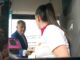 Interior de autobús con personas interactuando dentro del vehículo, mostrando equipamiento moderno de Tussam