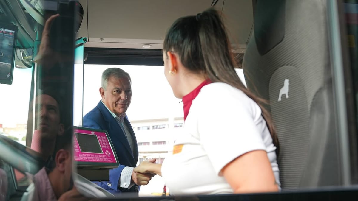 Interior de autobús con personas interactuando dentro del vehículo, mostrando equipamiento moderno de Tussam