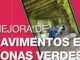 Cartel informativo del Ayuntamiento de Sevilla sobre la mejora de pavimentos en zonas verdes