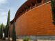 Fachada del Pabellón de Chile en Sevilla TechPark, edificio histórico de la Expo'92 con madera laminada y cubierta de cobre