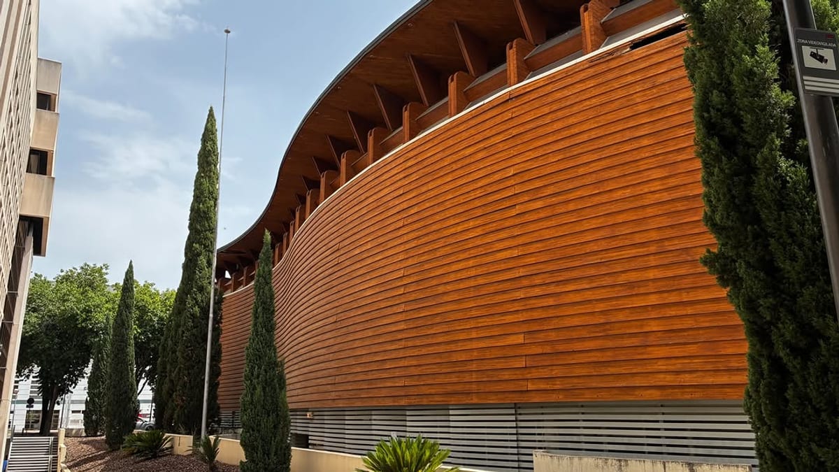 Fachada del Pabellón de Chile en Sevilla TechPark, edificio histórico de la Expo'92 con madera laminada y cubierta de cobre