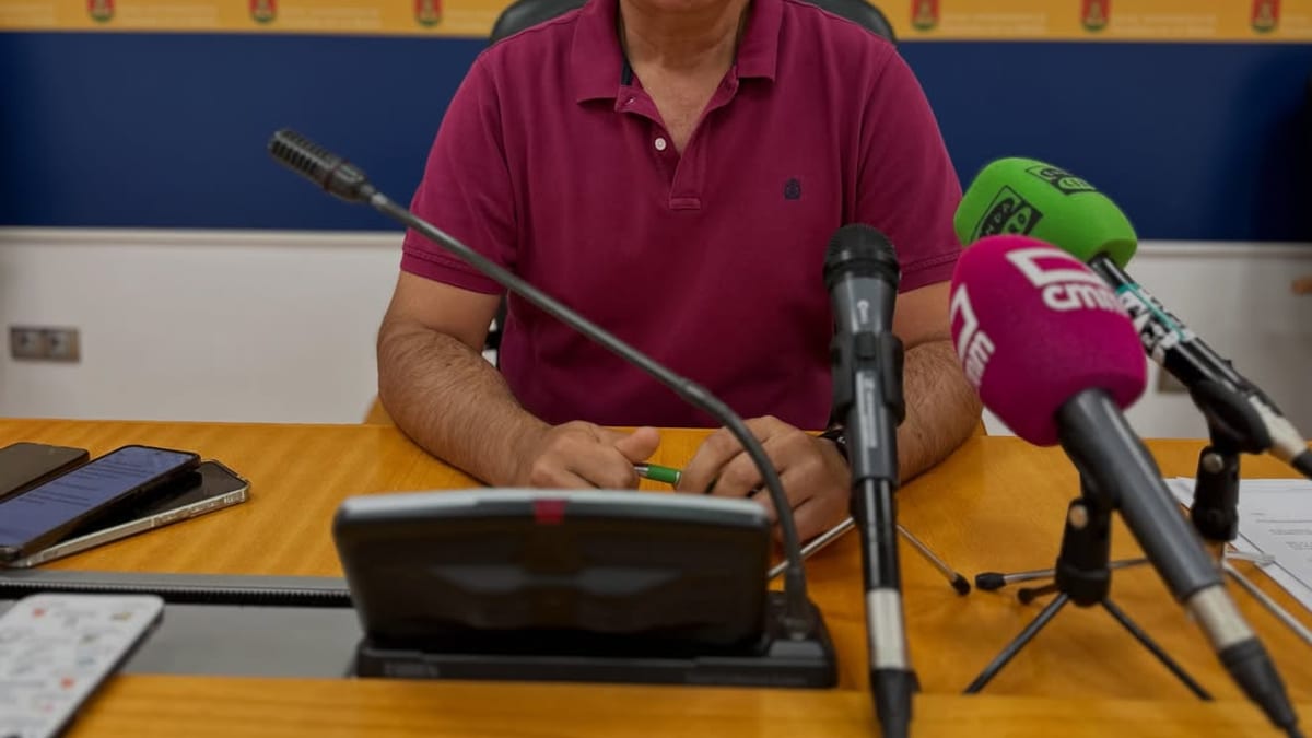 Persona en conferencia de prensa del Ayuntamiento de Talavera de la Reina