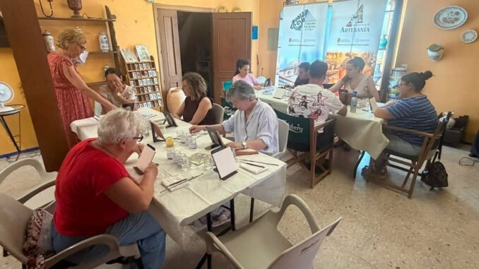 Talavera celebra el tercer taller de la Semana de las Santas Alfareras Cartel del tercer taller de la Semana de las Santas Alfareras de Talavera de la Reina dedicado a decoración de azulejos