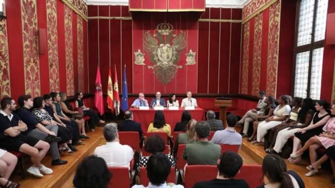 toledo-inaugura-curso-derecho-democracia-americas-1784615767497 Sala de actos con decoración roja y dorada durante la inauguración del curso internacional de Derecho, democracia y cooperación en las Américas en Toledo