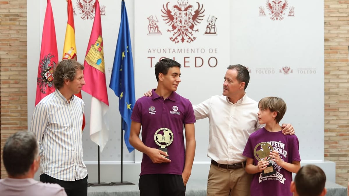 Recepción oficial en el Ayuntamiento de Toledo de los equipos campeones infantil y alevín del CB Zona 5 y del equipo benjamín de fútbol del Patronato Deportivo Municipal