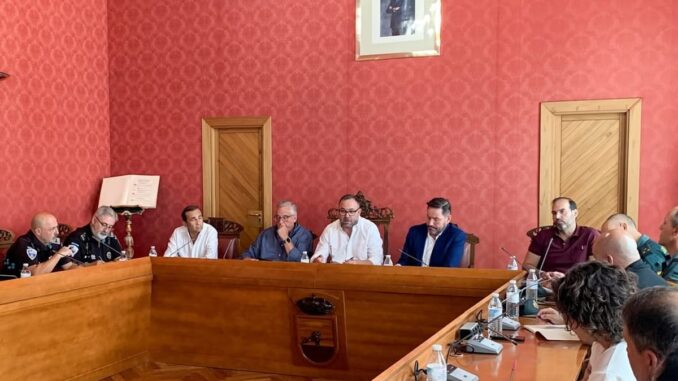 Reunión de la Junta Local de Seguridad de Tomelloso en sala de conferencias con representantes del Ayuntamiento y vecinos