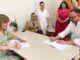 El alcalde Javier Navarro y la presidenta de la Asociación de Parkinson, Gema Gil, firman el convenio de colaboración en una oficina