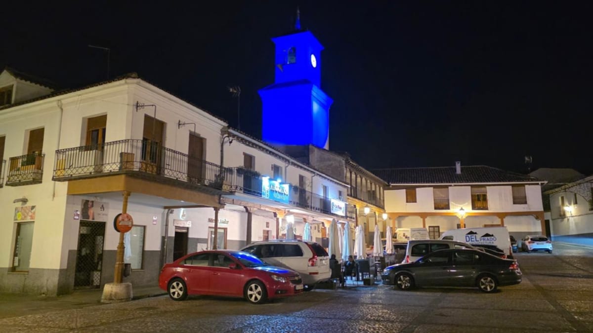 Torre del Reloj de Valdemoro iluminada de azul en la campaña contra el odio