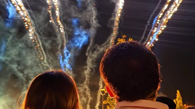 Espectáculo pirotécnico y fuegos artificiales iluminando el cielo nocturno de Torrelodones durante las Fiestas de La Colonia
