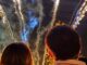 Espectáculo pirotécnico y fuegos artificiales iluminando el cielo nocturno de Torrelodones durante las Fiestas de La Colonia