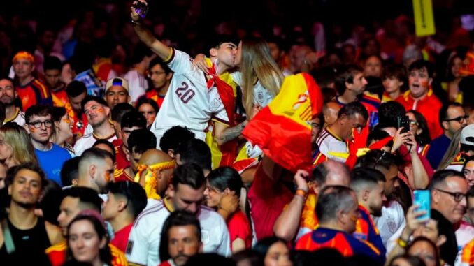 Anima a disfrutar de Madrid durante la Copa Mundial FIFA en Turismo Ocio y Ti... Multitud de aficionados en evento deportivo vistiendo equipos de fútbol en rojo, amarillo y blanco durante Copa Mundial FIFA