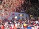 Concentración de vecinos en la Plaza de la Constitución de Villaviciosa de Odón celebrando la segunda estrella mundialista de España con pantalla gigante