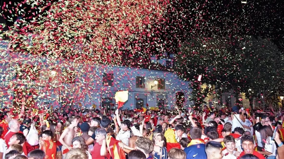Concentración de vecinos en la Plaza de la Constitución de Villaviciosa de Odón celebrando la segunda estrella mundialista de España con pantalla gigante