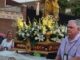 Procesión de la Virgen del Carmen en La Poveda con imagen dorada decorada con flores blancas y vecinos participando