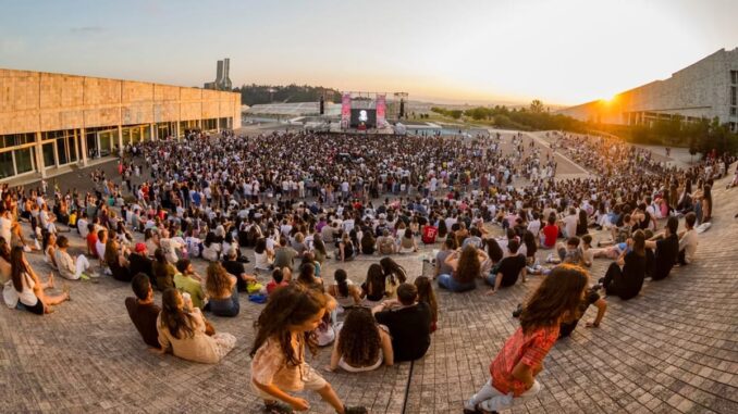 15.000 personas disfrutaron de música al aire libre en el Gaiás este verano Concierto en directo durante el festival 'Atardecer en el Gaiás' en A Coruña, con público disfrutando de música al aire libre