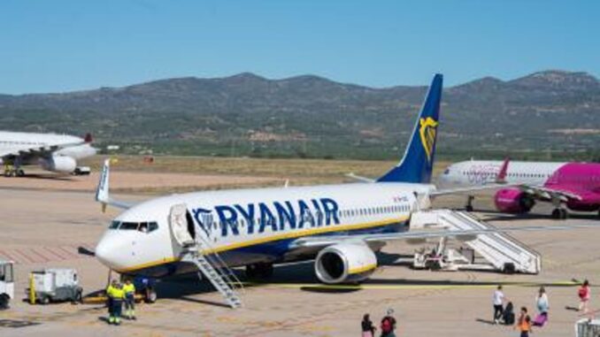 El aeropuerto de Castellón supera las 8.500 operaciones en los siete primeros meses Terminal del aeropuerto de Castellón con pista de despegue y aterrizaje