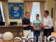 El alcalde de Logroño, Conrado Escobar, durante su encuentro con el primer edil de Ribadeo