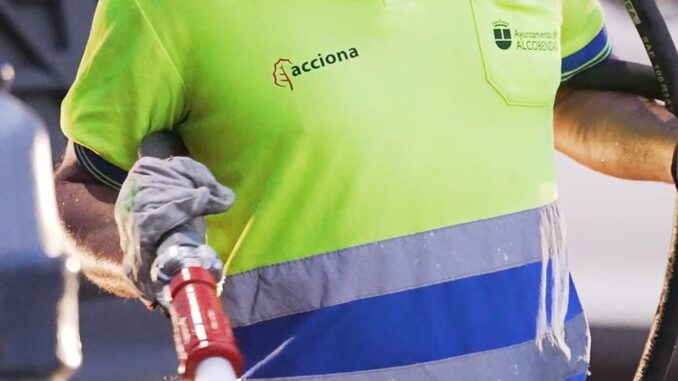 Intensifica la limpieza del distrito empresarial con baldeo mecánico en Alcob... Operación de baldeo mecánico con agua a presión en las calles del distrito empresarial de Alcobendas