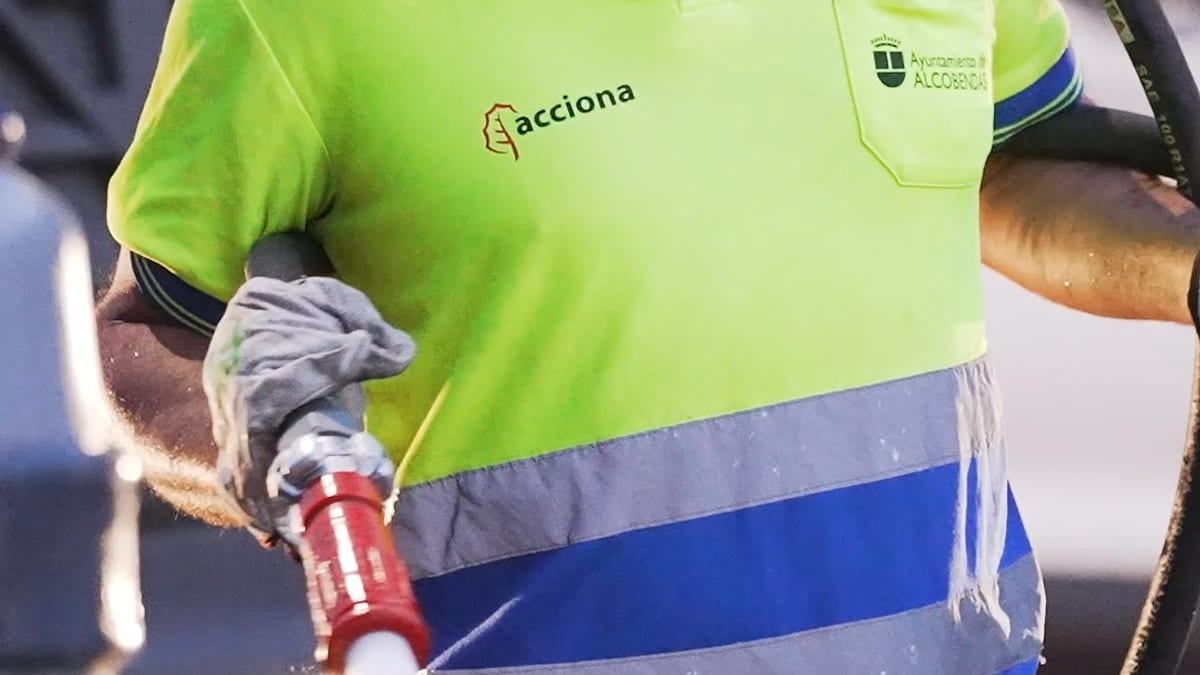 Operación de baldeo mecánico con agua a presión en las calles del distrito empresarial de Alcobendas