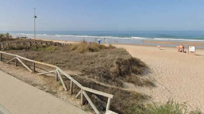 Playa del Palmar con indicaciones de seguridad ante corrientes de resaca