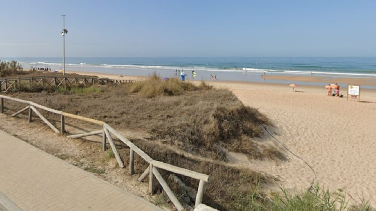 Playa del Palmar con indicaciones de seguridad ante corrientes de resaca