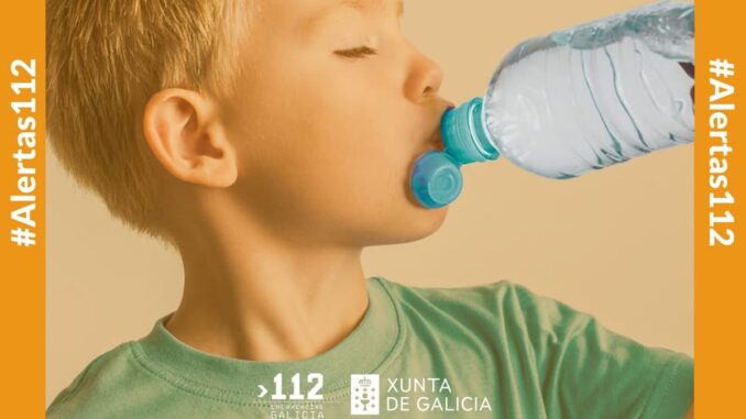 Cartel de alerta 112 Emergencias Galicia con recomendación de hidratación durante ola de calor extremo