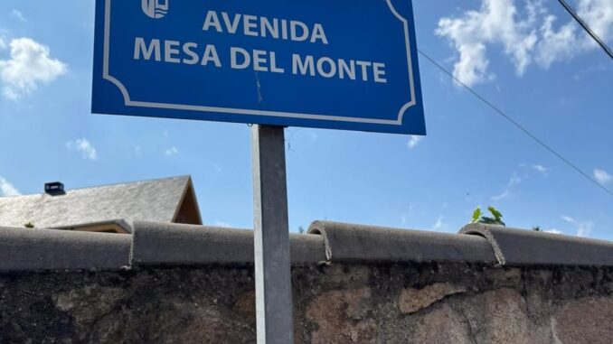 Nueva placa de calle renovada de Avenida Mesa del Monte en Altos de Jarama, Paracuellos de Jarama