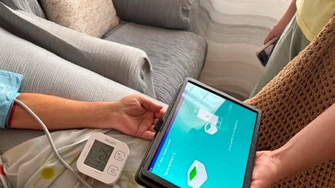 Dispositivo médico de telemonitorización con tensiómetro digital y tablet con aplicación de seguimiento de parámetros sanitarios