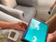 Dispositivo médico de telemonitorización con tensiómetro digital y tablet con aplicación de seguimiento de parámetros sanitarios